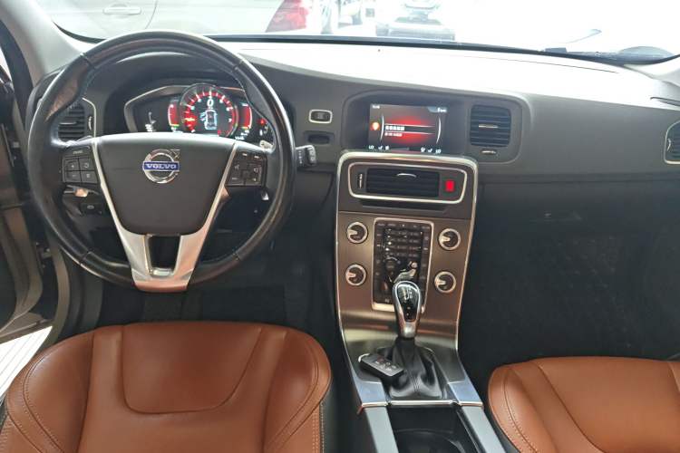 Used Volvo V60 2015 T5 Zhiya Edition Center Console