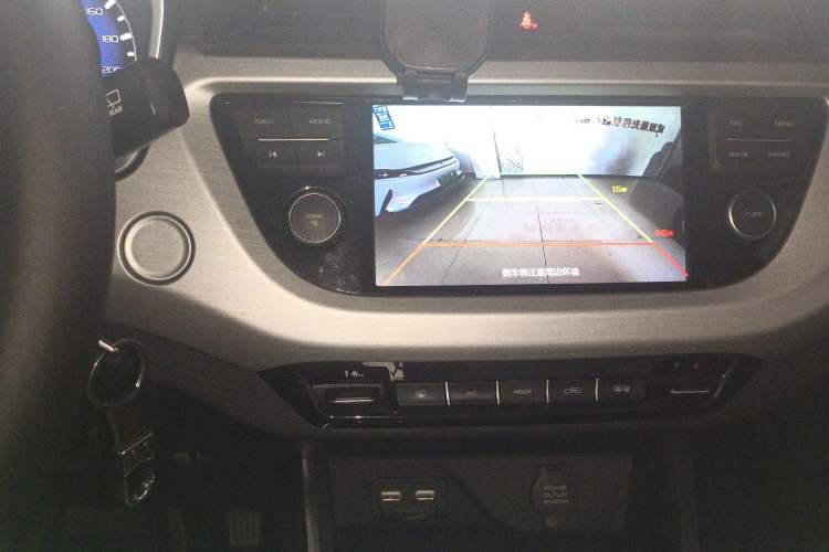 Used Geely Auto Vision X3 2019 Upgraded Model 1.5L Manual Elite Version Audio And AC Panel