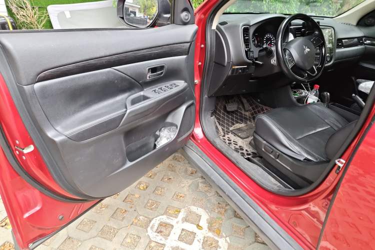 Used Mitsubishi Outlander 2016 2.4L 4x4 Luxury Edition 7-Seater