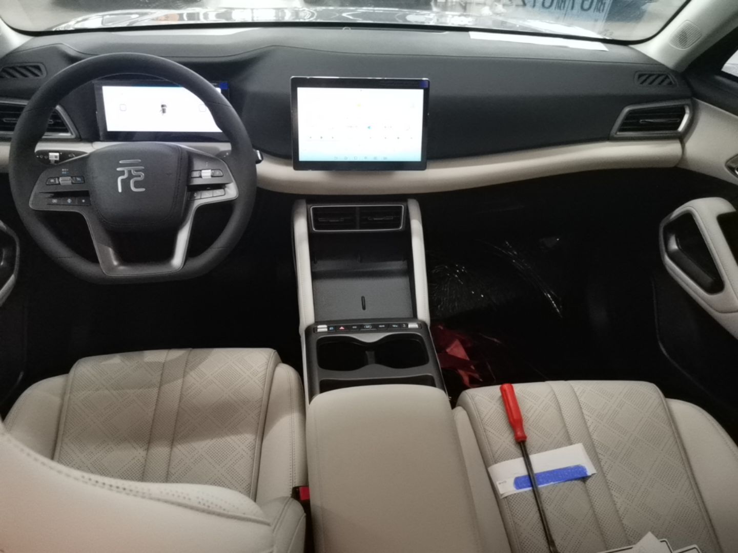 BYD Yuan UP 2025 Model 301KM Leading Version — снимка 12
