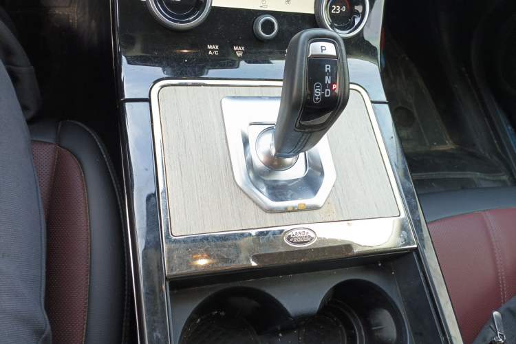 Used Land Rover Range Evoque 2022 Facelifted Aurora L 249 PS R-Dynamic Luxury Edition Gear Lever