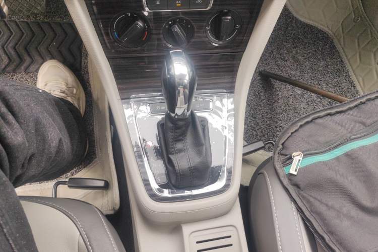 Used Volkswagen Gran Lavida 2013 1.6L Automatic Comfort Model Gear Lever