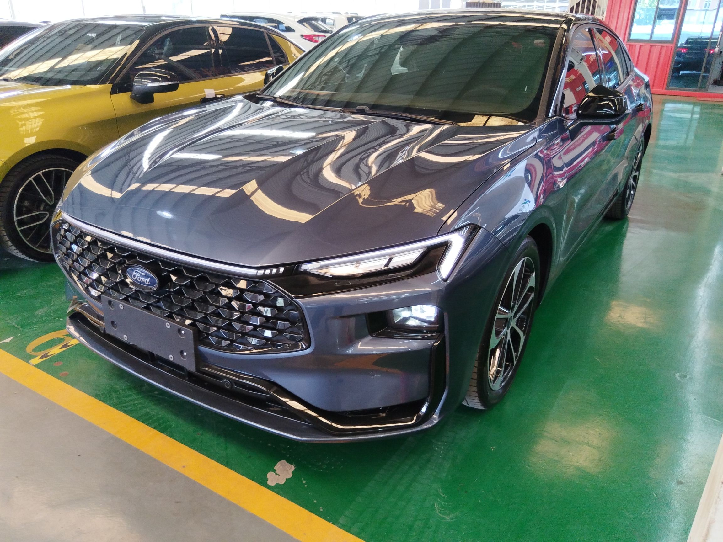 تحت مقدمة السيارة