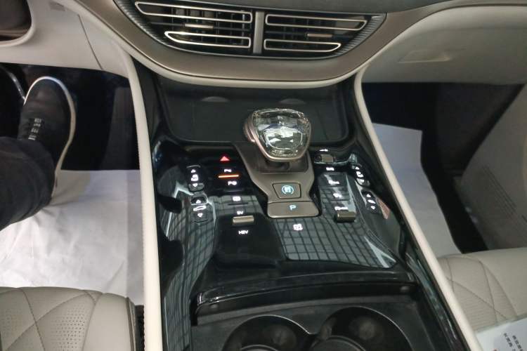 Used Denza D9 2022 DM-i 970 Four-Wheel Drive Flagship Model Gear Lever