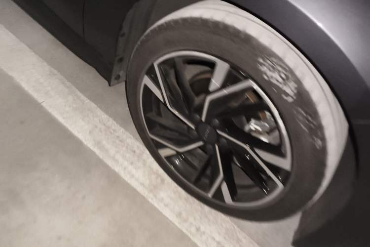 Used Lynk & Co 03 2023 2.0TD DCT JingPro Right Front Wheel Hub