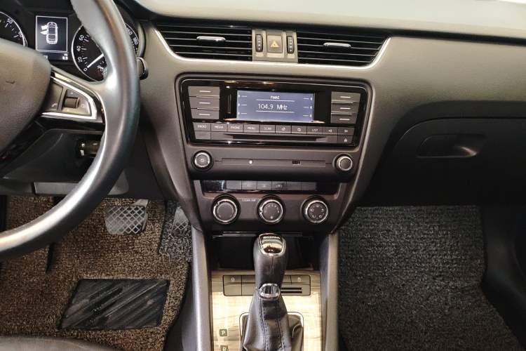 Used Skoda Octavia 2016 1.6L Automatic Smart Drive Edition Audio And AC Panel