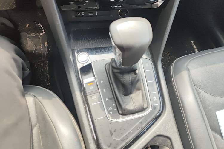 Used Volkswagen Tiguan L 2017 330TSI Automatic Two-Wheel Drive Comfort Edition Gear Lever