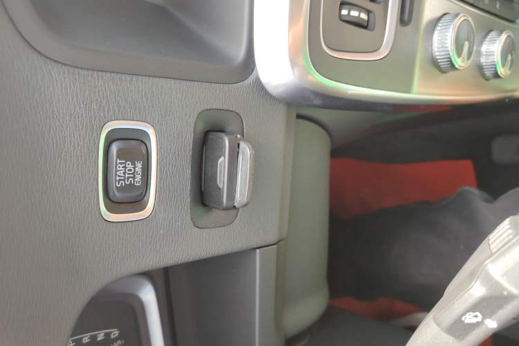 Used Volvo S60 2014 S60L 2.0T Zhiyuan Edition
