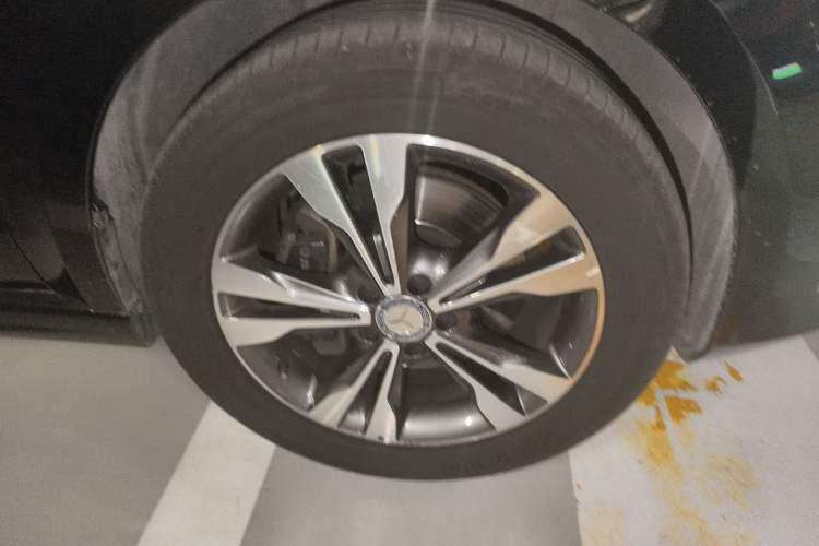 Used Mercedes-Benz V-Class 2016 V 260 L Prestige Extended Edition Right Front Wheel Hub