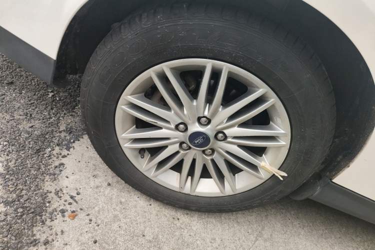 Used Ford Focus 2017 Sedan EcoBoost 180 Automatic Flagship Model Right Rear Wheel Hub