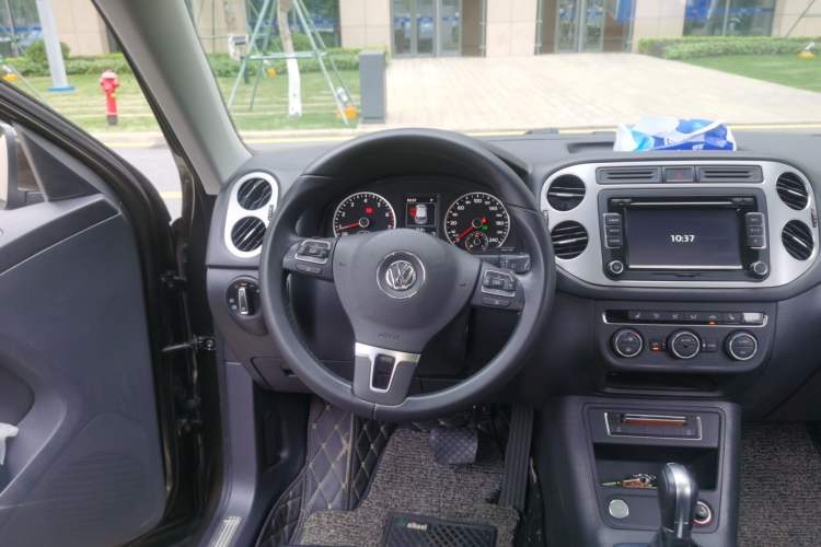 Used Volkswagen Tiguan 2015 1.8TSI Automatic Two-Wheel Drive Luxury Model Steering Wheel