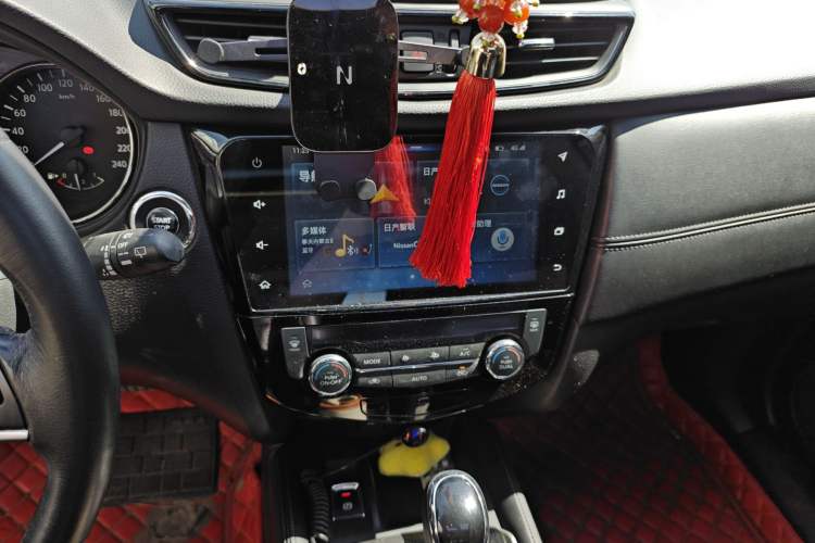 Used Nissan X-Trail 2019 2.5L CVT Smart Connect Luxury Edition 4WD Audio And AC Panel