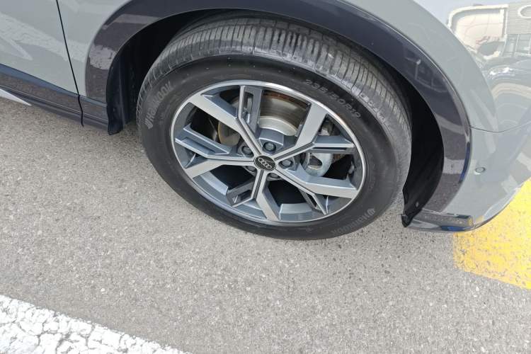 Used Audi Q3 2024 35 TFSI Stylish and Elegant Edition Right Front Wheel Hub