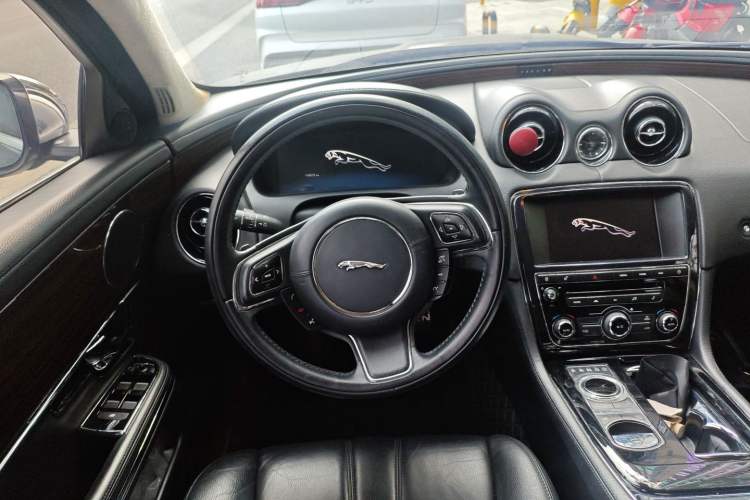 Used Jaguar XJ 2013 XJL 3.0 SC Cambridge Limited Edition Steering Wheel