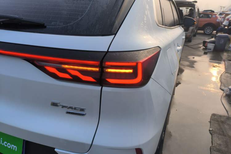 Used Dongfeng Aeolus Huge 2022 Mach Dual-Motor 1.5T MHD Dare-to-Dream Edition