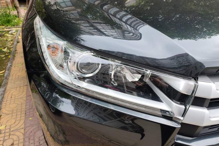 Used Toyota Highlander 2018 2.0T Four-Wheel Drive Luxury Version 7 Seats China VI Standard Right Front Headlight