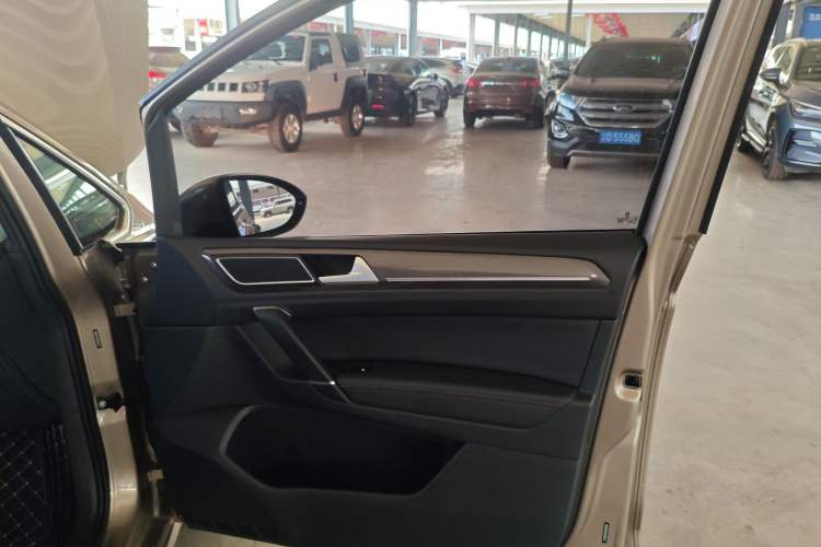 Used Volkswagen Golf Sportsvan 2018 230TSI Automatic Trend Edition Interior 5