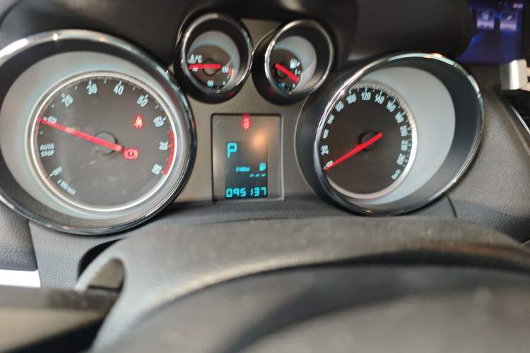 Used Buick Encore 2015 1.4T Automatic Two-Wheel Drive Urban Elite Version Odometer Close Up