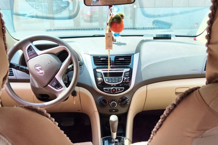 Used Hyundai Verna (older generation) 2011 Hatchback 1.4L Automatic Luxury GLS Model Headliner