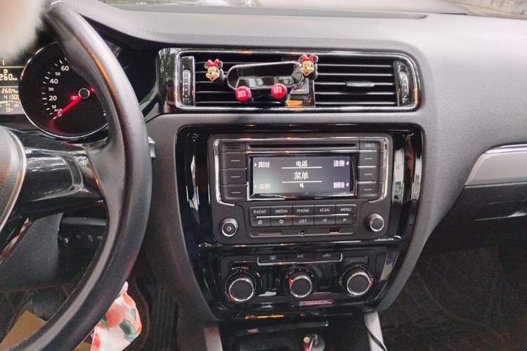 Used Volkswagen Sagitar 2015 1.6L Manual Comfort Model Audio And AC Panel