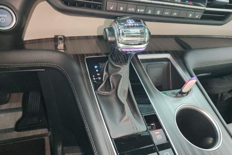 Used Toyota Sienna 2023 2.5L Hybrid Deluxe Edition