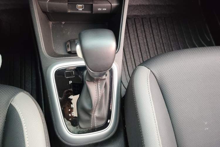 Used Kia kx1 Stonic 2021 1.4L CVT Fun & Sunroof Model Gear Lever