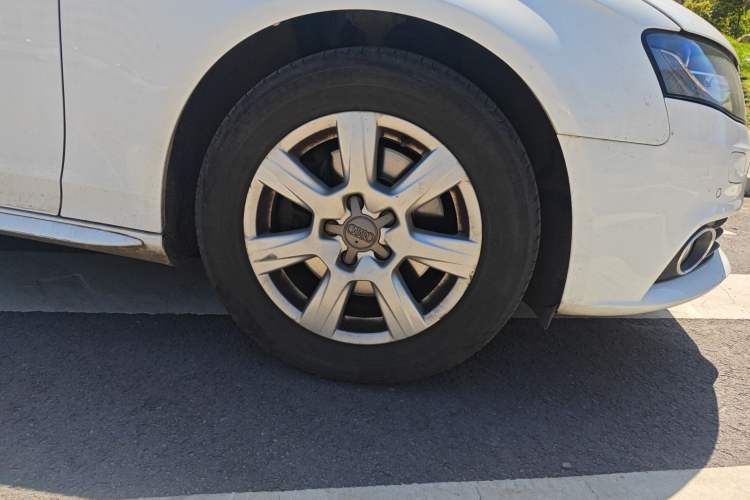 Used Audi A4L 2012 2.0 TFSI automatic standard version Right Front Wheel Hub