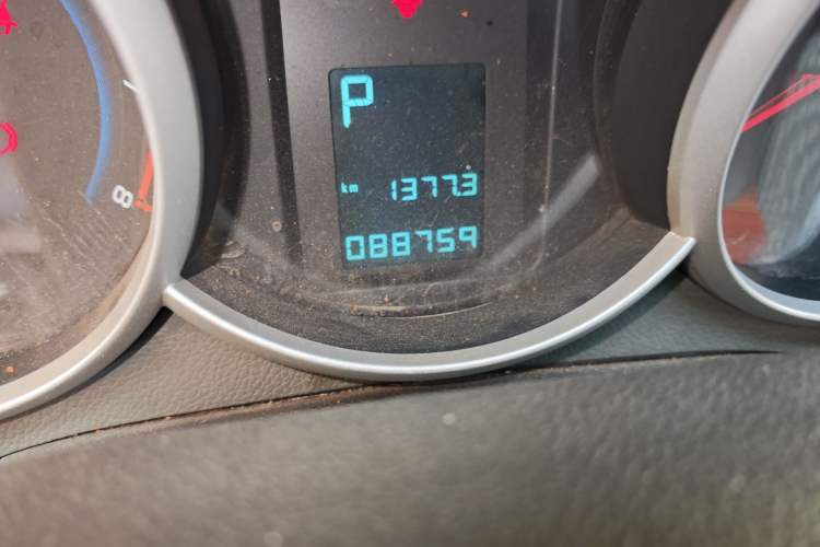 Used Chevrolet Cruze 2013 1.8L SE AT Odometer Close Up