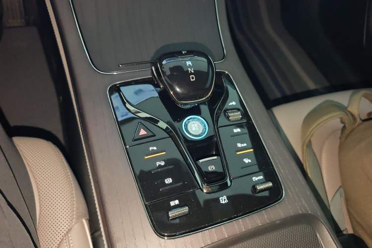 Used BYD Han 2024 EV Glory Edition 610 km All-Wheel Drive "Tian Shen Zhi Jia" Intelligent Driving Model
