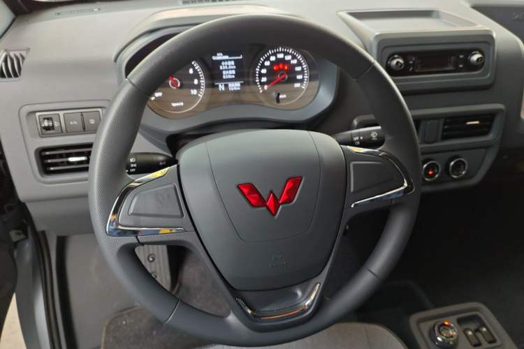 Used Wuling Yangguang 2025 Model 400km Bus Edition—Comfort Edition
