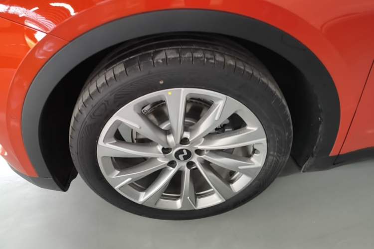 Used ONVO L60 2025 Model—60 kWh Rear-Wheel-Drive Version Left Front Wheel Hub