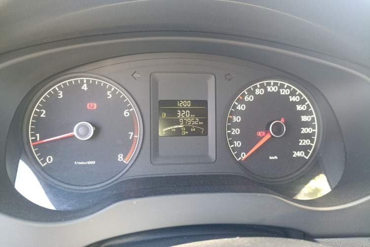 Used Volkswagen Sagitar 2012 1.6L Manual Comfort Model Odometer Close Up