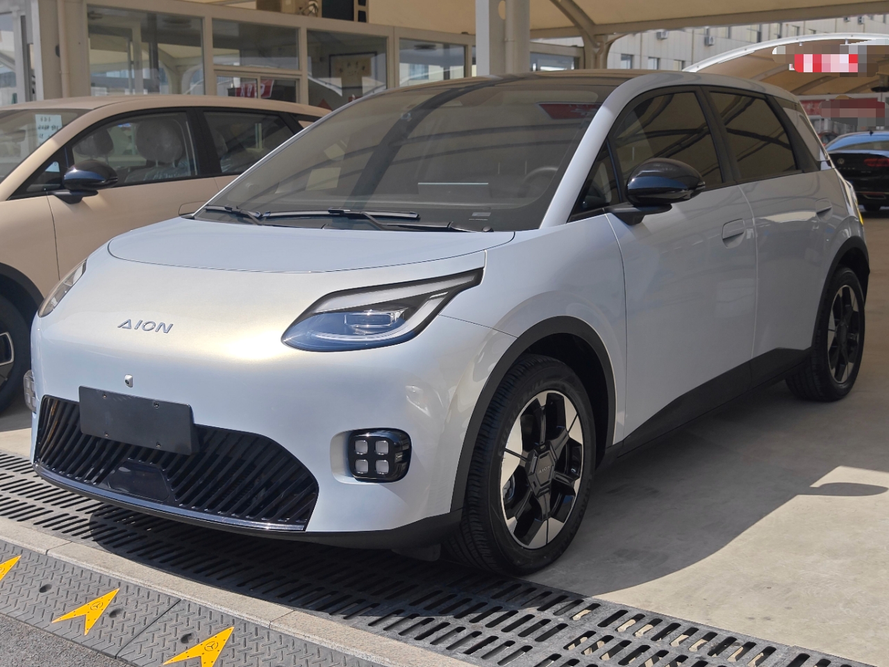 Под передней частью автомобиля