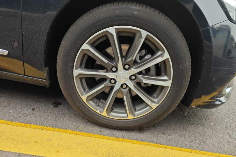 Used Buick LaCrosse 2021 652T Luxury Model Right Front Wheel Hub