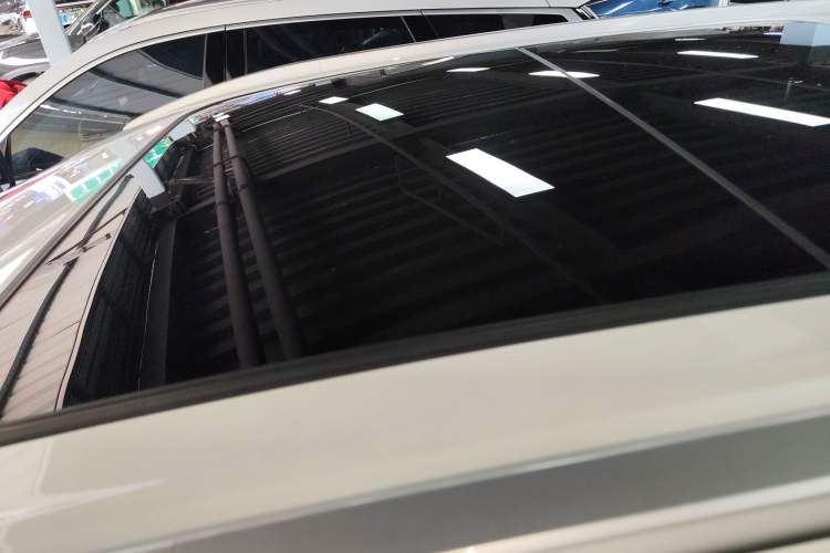 Used AION Y 2022 Plus 70 Tech Edition Roof