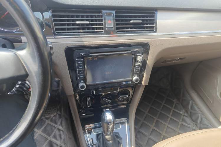 Used Volkswagen Bora 2013 1.6L Automatic Comfort Model Audio And AC Panel