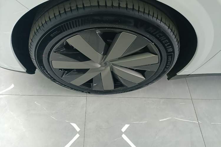 Used Li Auto i6 2025 Model Four-Wheel-Drive Standard Type
