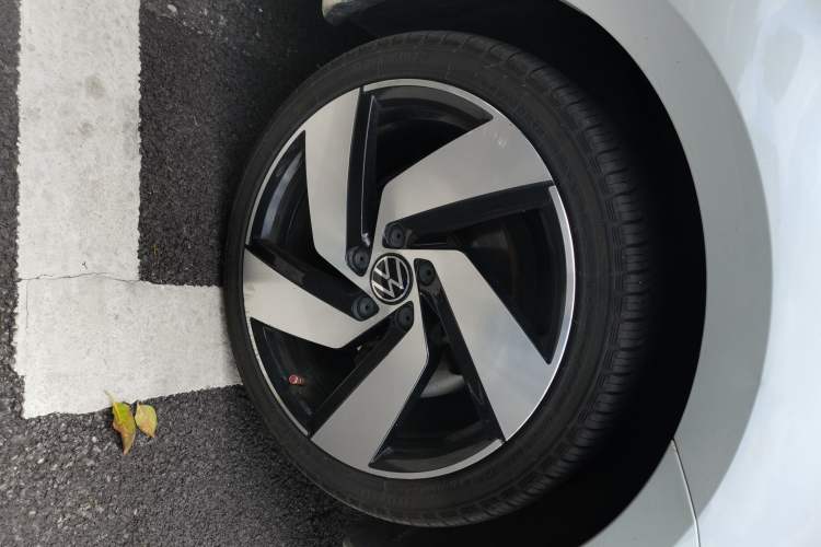 Used Volkswagen Golf 2016 230TSI Automatic Comfort Version Right Front Wheel Hub