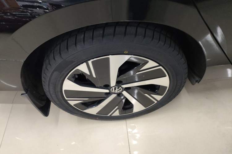 Used Volkswagen Magotan 2024 300TSI DSG Prestige Edition—A Real Eye-Catcher Right Rear Wheel Hub