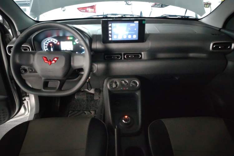 Used Wuling Hongguang New Energy 2025 Extended-Range Hybrid 50KM Comfort Version Center Console