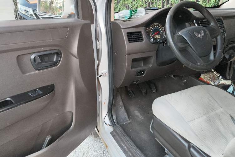 Used Wuling Rongguang V 2015 1.5L Standard Version
