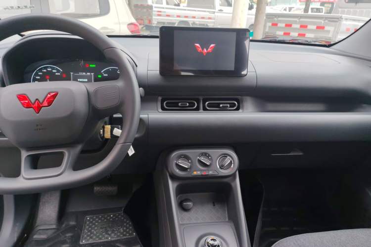 Used Wuling Hongguang New Energy 2025 Extended-Range Hybrid 50 km Standard Version Center Console
