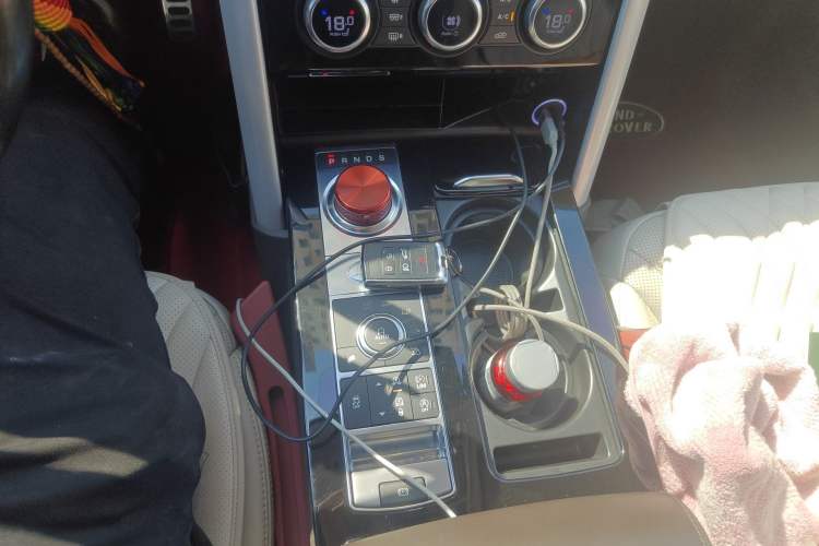 Used Land Rover Discovery 2017 3.0 SC V6 HSE LUXURY Gear Lever