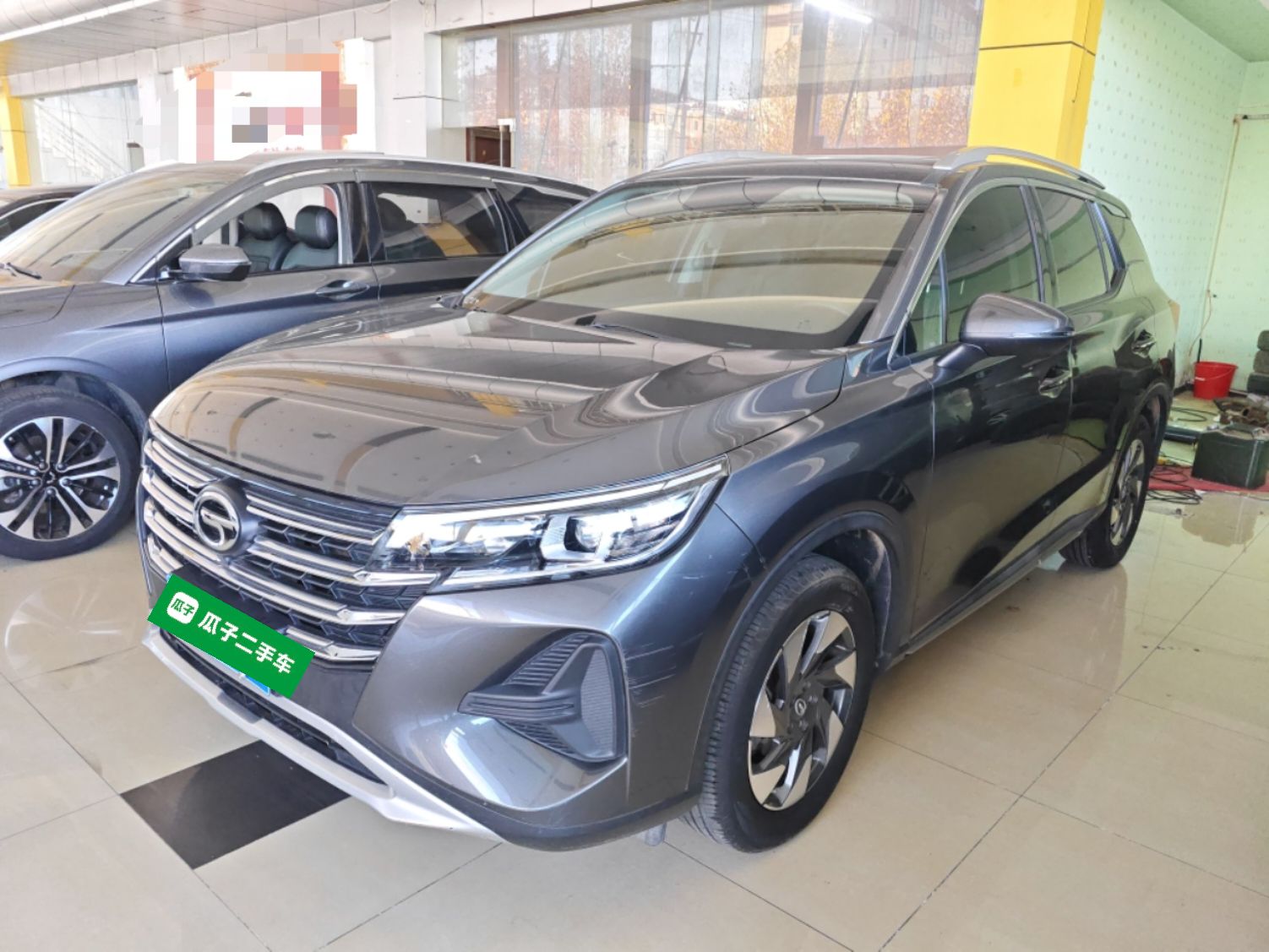 تحت مقدمة السيارة