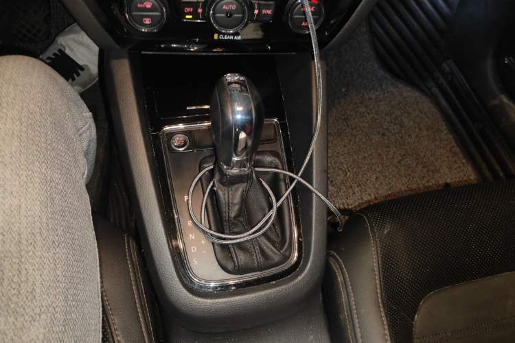 Used Volkswagen Sagitar 2017 230TSI Automatic Luxury Edition Gear Lever