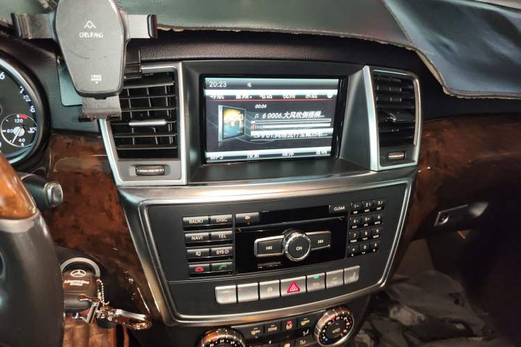 Used Mercedes-Benz M-Class 2014 ML 400 4MATIC Luxury Model Audio And AC Panel