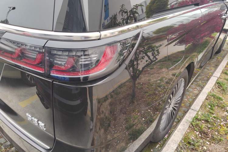 Used VOYAH Dream 2025 PHEV Four-Wheel-Drive Flagship Kunpeng Edition Right Rear Taillight