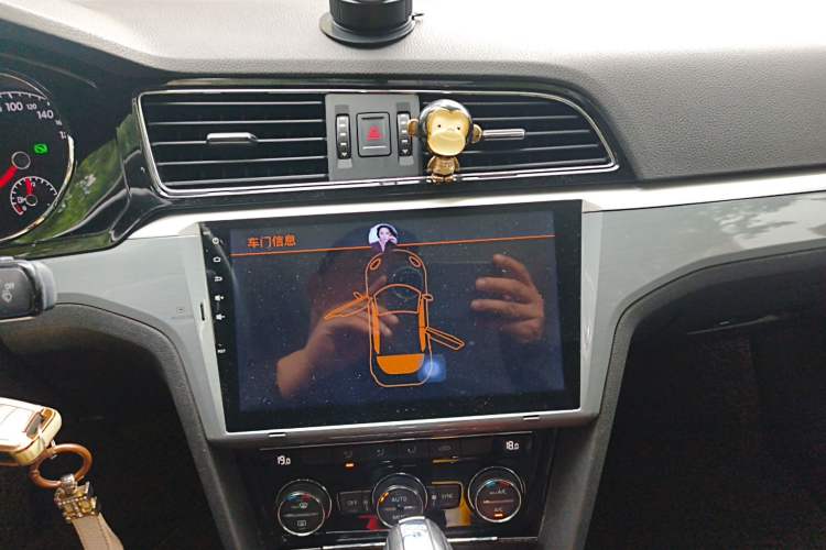 Used Volkswagen Lamando 2015 280TSI DSG Comfort Edition Audio And AC Panel