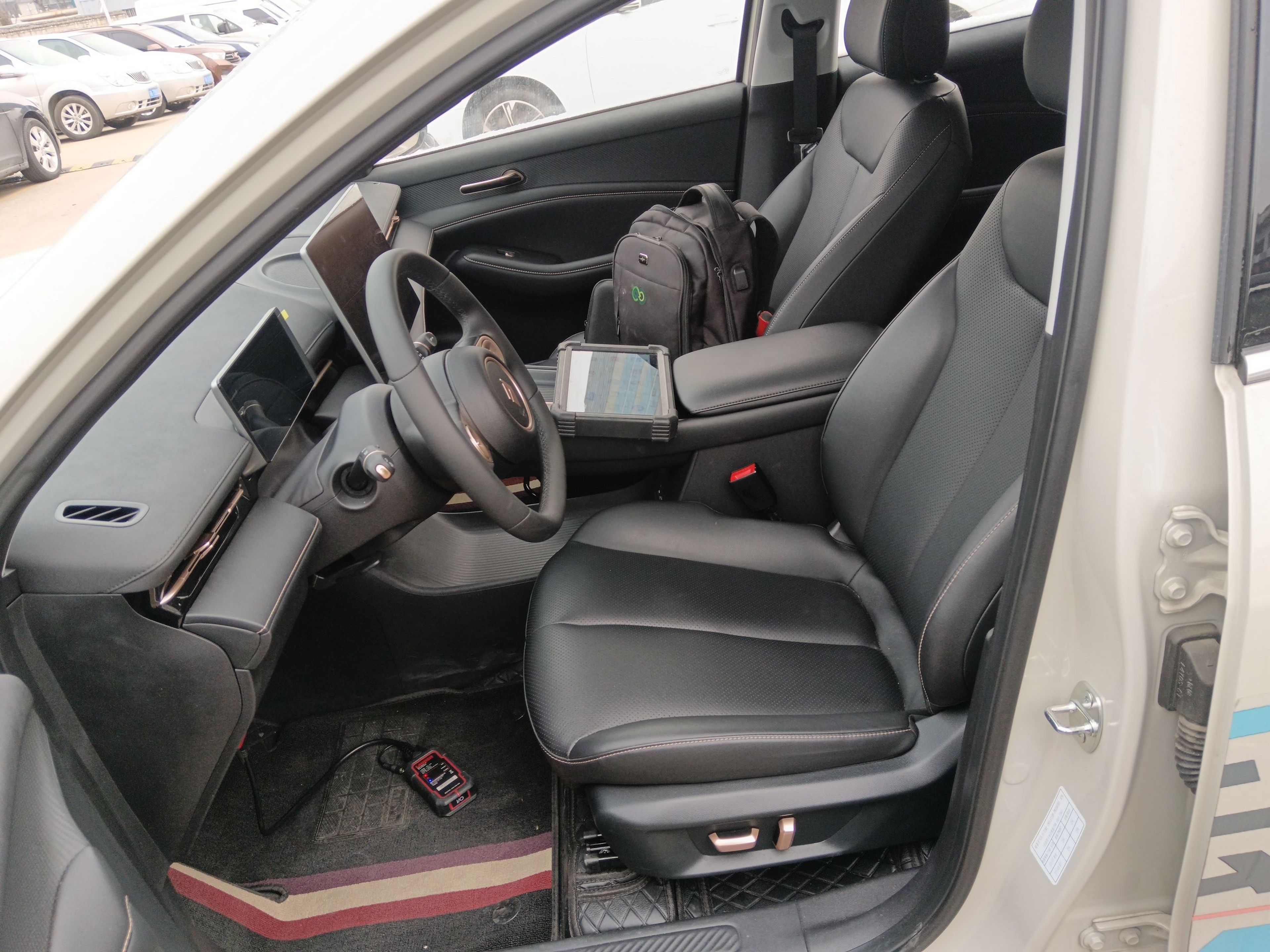 المقاعد الأمامية داخل السيارة