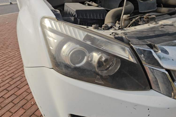 Used Isuzu D-MAX 2015 2.5T Two-Wheel Drive Automatic High-Performance Elite Version 4JK1
